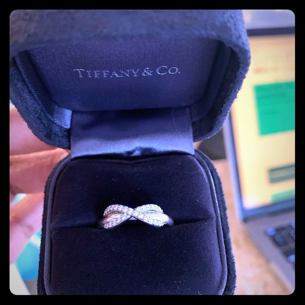 Tiffany & Co. infinity wedding band 18k SZ 7💍